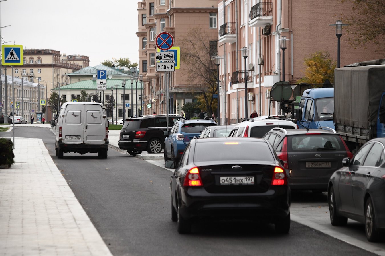 Москва начнет штрафовать нарушающих официальный карантин водителей