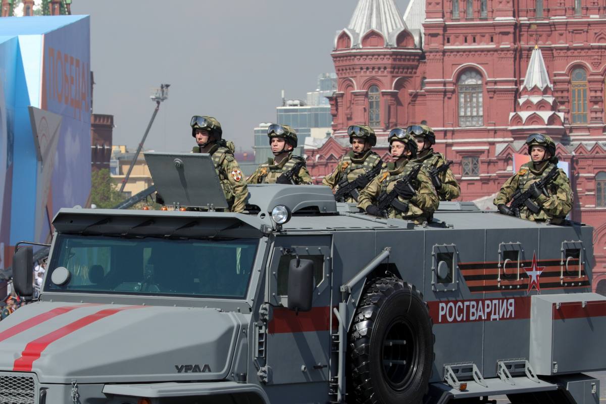 Парад военных амбиций: доезжает ли новая техника с Красной площади до армии