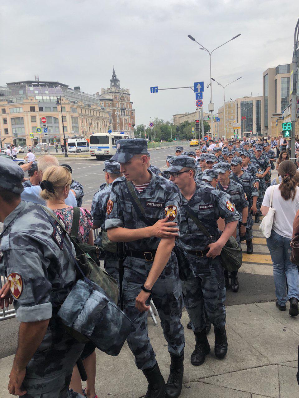 Марш в поддержку Ивана Голунова от Чистых прудов до Петровки:  онлайн-трансляция The Bell